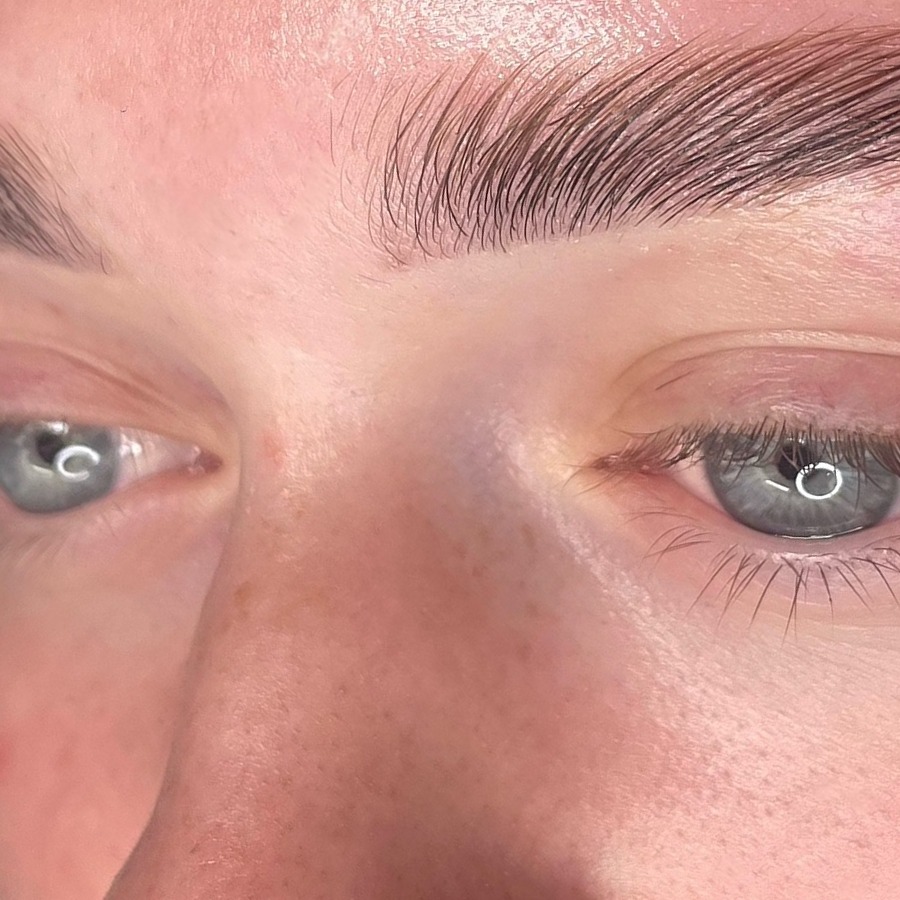 Gelamineerde wenkbrauw, close-up