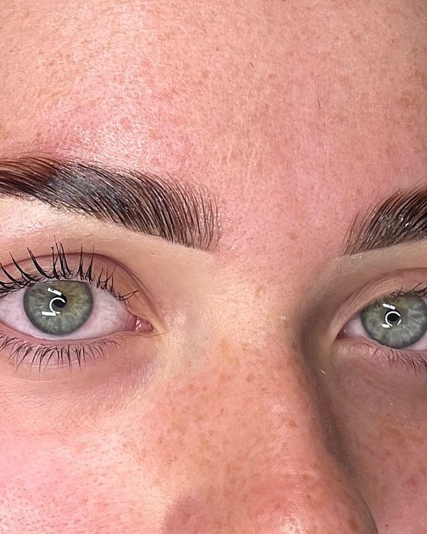 Gelamineerde wenkbrauwen en gelifte wimpers bij een klant van AJ BROWS