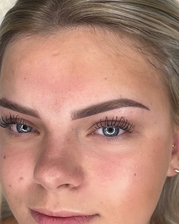 Powderbrows en gelifte wimpers bij een blonde klant