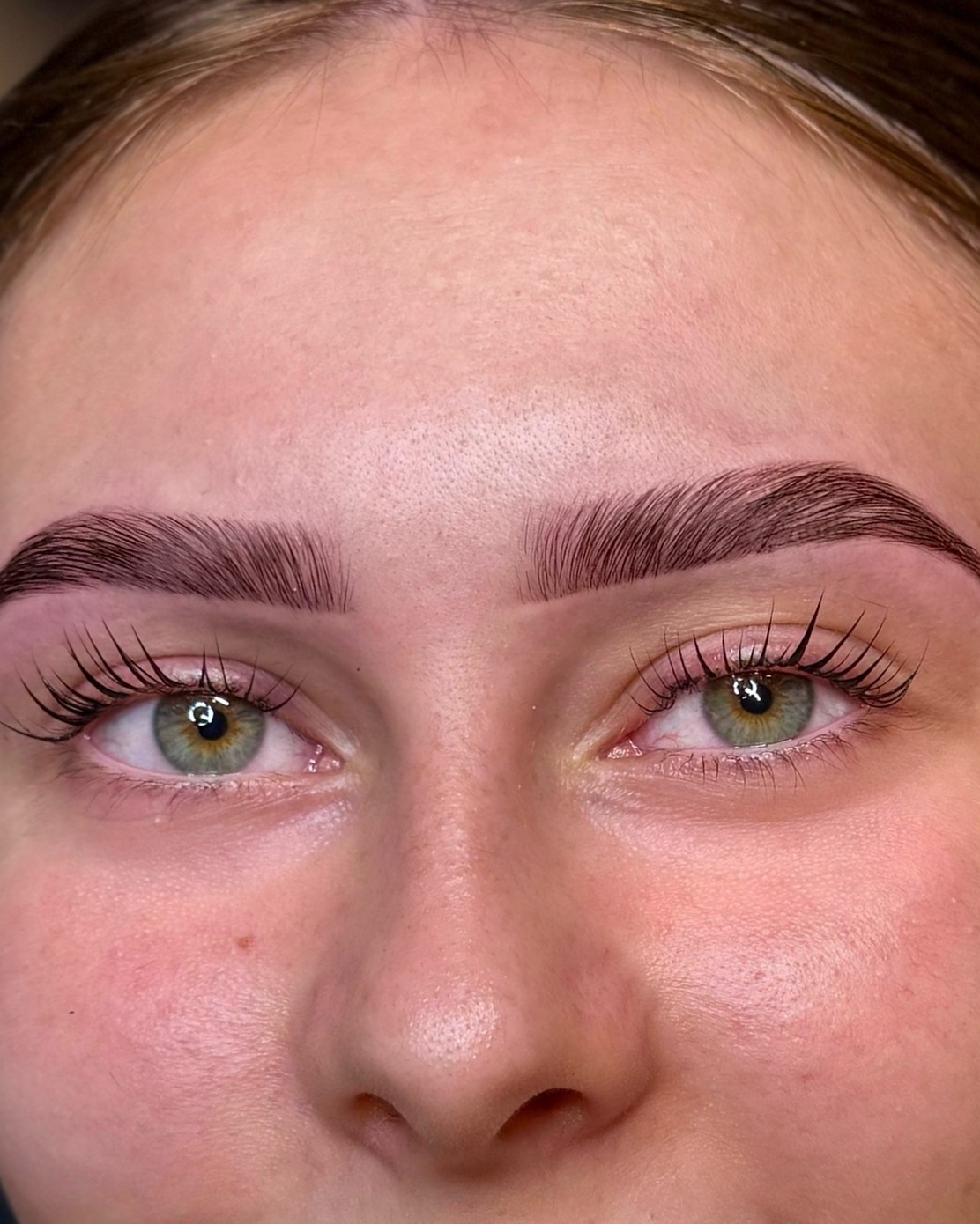 Klant van AJ BROWS met gevormde wenkbrauwen en gelifte wimpers